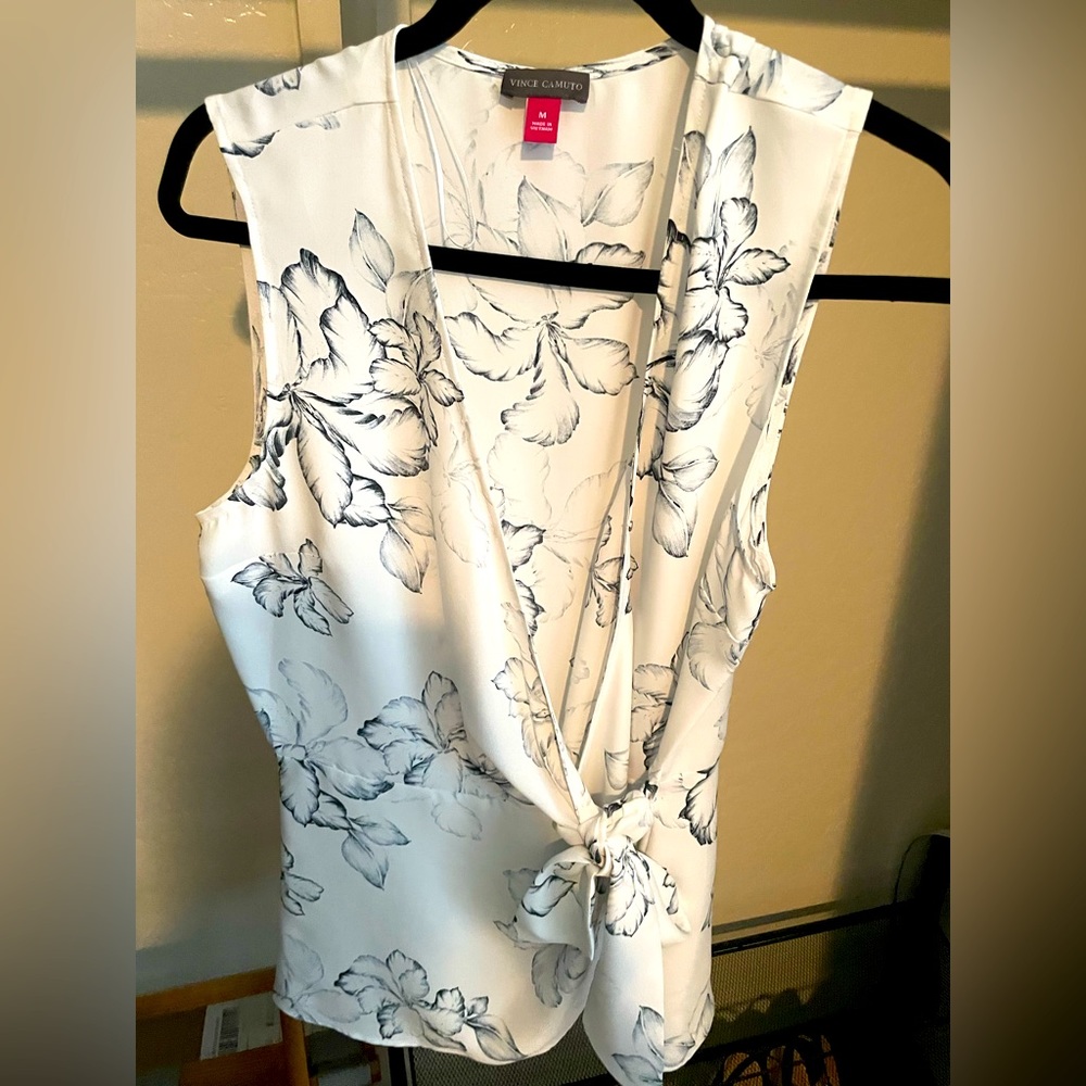 Vince Camuto short sleeve floral blouse, size M